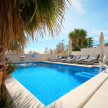 Вілла Beachfront Sevid With Heated Pool And Jacuzzi Zaglavice