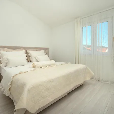 Beachfront Sevid With Heated Pool And Jacuzzi Вілла