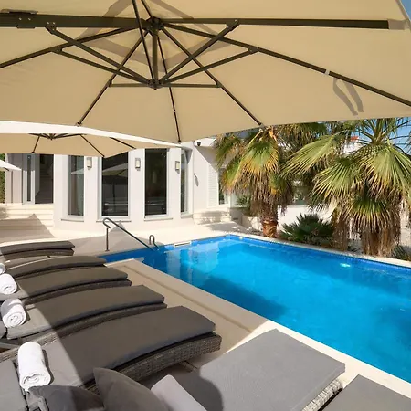 Beachfront Sevid With Heated Pool And Jacuzzi Вілла
