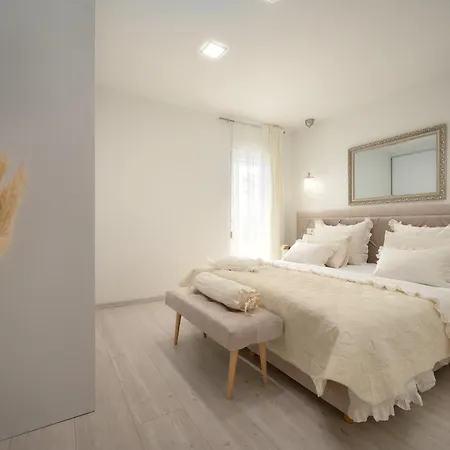 Beachfront Sevid With Heated Pool And Jacuzzi Вілла *