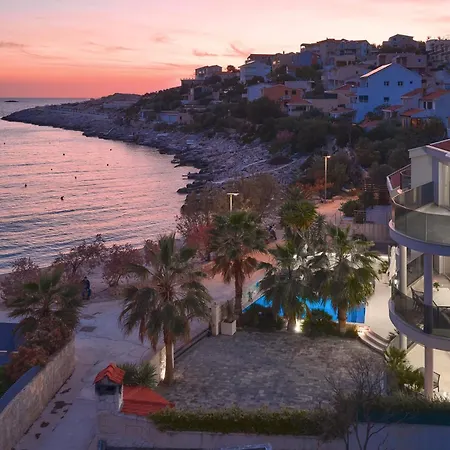 Вілла Beachfront Sevid With Heated Pool And Jacuzzi *