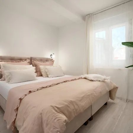Beachfront Sevid With Heated Pool And Jacuzzi Вілла *