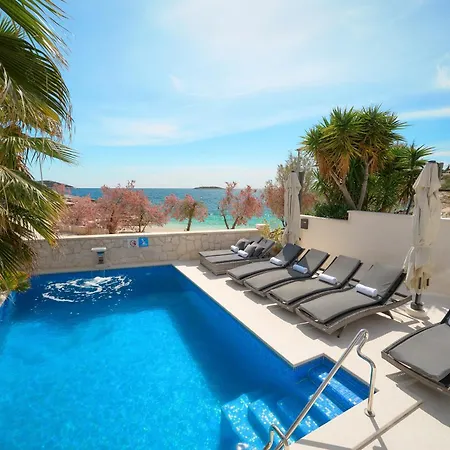 Beachfront Sevid With Heated Pool And Jacuzzi Вілла