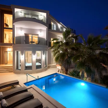 Beachfront Sevid With Heated Pool And Jacuzzi Вілла