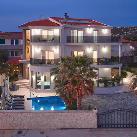 Beachfront Sevid With Heated Pool And Jacuzzi Вілла