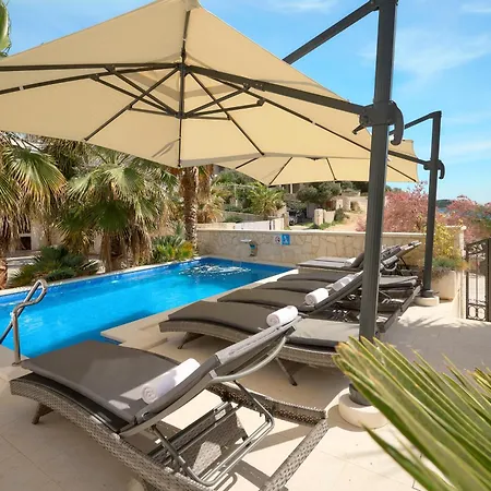Вілла Beachfront Sevid With Heated Pool And Jacuzzi Zaglavice